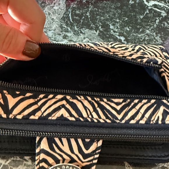 Vera Bradley Black and Tan quilted Turlock wallet NWT - Picture 4 of 8